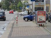 Bild 2: Kraftfahrer können den (Rad-) Gehweg erst einsehen, wenn sie den Weg halb versperren