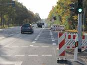 Bild 9: Ab der LSA-gesicherten Kreuzung mit dem Blankenhagener Weg sollte der Radverkehr über den rechten Seitenstreifen geführt werden.