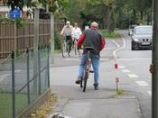 Bild 4: Durch einen Absperrpfosten wird der Weg zusätzlich eingeengt