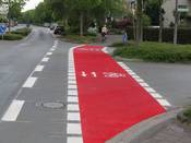 Bild 4: Die Markierungen leiten zum verkehrswidrigen und gefährlichen Geisterradeln an.