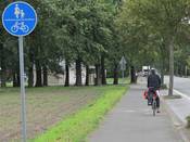 Bild 1: Im Januar 2013 wurde das abgebildete Zeichen 240 StVO (Gemeinsamer Geh- und Radweg) durch ein Zusatzzeichen 1022-10 (Radverkehr frei) ersetzt.