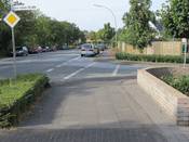 Bild 2: Über die untergeordnete Einmündung der Von-Galen-Straße ist eine Radfahrerfurt markiert.