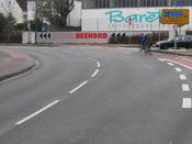 Bild 4: Hinter der Einmündung kündigt das Verkehrszeichen einen benutzungspflichtigen gemeinsamen Geh- und Radweg an, der nicht vorhanden ist.