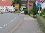 Bild 2: Der Gehweg ist mit nur 1,80 m zu schmal, um darauf Radverkehr zuzulassen