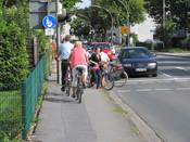 Bild 6: Der Gehweg ist in Gegenrichtung für Radfahrer freigegeben.