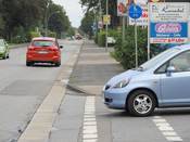 Bild 3: Plötzlich muss wieder auf den für Radfahrer völlig ungeeigneten Gehweg gewechselt werden