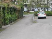 Bild 1: Die Einmündung Lobbenfeld in die Carl-Bertelsmann-Straße. Es gibt keine Verkehrszeichen zur Vorfahrtregelung