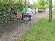 Bild 5: ... und fahren ein kurzes Stück auf dem linken Rad- Gehweg der Carl-Bertelmann-Straße
