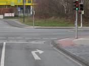 Bild 3: Vor der LSA beginnt ein nicht benutzungspflichtiger, getrennter Fuß- und Radweg. Am Anfang der Hans-Böckler-Straße endet er wieder
