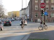 Bild 4: ... oder spätestens an der Kreuzung einen starken Schlenker fahren, um die Radfurt zu erreichen