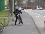 Bild 2: In der Realität befahren Radfahrer den in Gegenrichtung nicht freigegebenen Radweg.