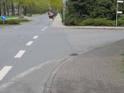Bild 12, April 2016: An der Einmündung Friedhofsweg fehlt die Radwegefurt.