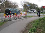 Bild 9:  Es wurde angeordnet, die Radwegfurt zu sperren und Stoppschilder aufzustellen.