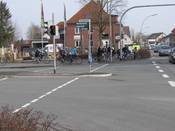 Bild 2: Nach Schulschluss befahren alle Schüler den Gehweg vor der LSA regelwidrig in Gegenrichtung.