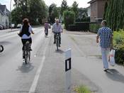 Bild 3: Einige Radfahrer weichen regelwidrig auf die Fahrbahn aus.