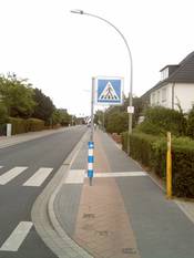 Verkehrsschild steht auf dem Radweg
