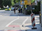 Bild 2: ... leitet die Radfahrenden auf einen sehr schmalen Rad-/Gehweg. Da hier oft Fußgänger unterwegs sind, ...