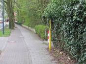 Bild 5: Von der Carl-Bertelsmann-Straße aus ist der Verbindungsweg nicht einsehbar. Verkehrszeichen zur Vorfahrtregelung gibt es nicht. Im Verlauf vorher steht am Stadtring ein Zeichen 206 (STOP). Im weiteren Verlauf steht am Bockschatzweg ein Zeichen 306 (Vorfahrtstraße)
