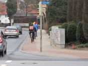 Bild 1: In Fahrtrichtung Lindenstraße ist der Radweg zunächst nur 1,00 m breit und der Gehweg nur 1,40 m breit. Zudem fehlt der Sicherheitstrennstreifen.