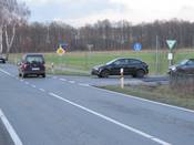 Bild 6: Auch nach Zurückschneiden der Bepflanzung blockieren Kraftfahrzeuge die Zufahrt zum Radweg