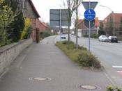Bild 1: Ab dem Kreisverkehr ist die linke Radverkehrsanlage an der Langen Str. in Richtung Rietberg benutzungspflichtig