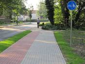 Bild 7: Der neue Radweg verleitet dazu, verkehrswidrig auf dem Gehweg zu fahren.