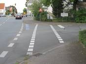 Bild 9: ... gibt es Furtmarkierungen für Radfahrer.