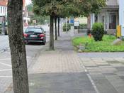 Bild 2: ... wahlweise dürfen Radfahrer hier auf der Fahrbahn fahren