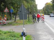 Bild 5: ... wechseln Radfahrer regelwidrig auf den linken Seitenstreifen.