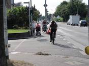 Bild 8: Warum sollte sich angesichts der kombinierten Streuscheibe beim Geisterfahren ein Unrechtsbewußtsein einstellen? Der Gehweg in Richtung Gütersloh ist auch im Verlauf vorher nicht in Gegenrichtung freigegeben.