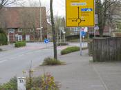 Bild 4: An der Druffeler Str. gibt es in Richtung Kreisverkehr zunächst nur einen Gehweg, ...