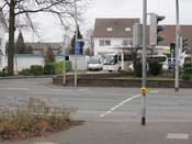 Bild 6: Von der Straße Zum Meierhof kommend In Richtung Wachtelweg ist die LSA ebenfalls mit einer kombinierten Streuscheibe ausgestattet, obwohl es im Verlauf vor- und nachher keine Radverkehrsführung im Seitenbereich gibt.