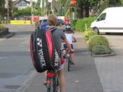 Bild 5: Die meisten Radfahrer fahren am Wachtelweg vor der LSA regelwidrig auf dem Gehweg.
