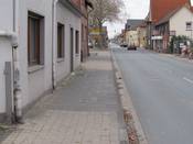 Bild 2: Hauseingänge münden direkt auf den Gehweg