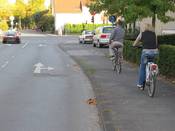Bild 2: Die Beschilderung leitet dazu an, schon vor dem Verkehrszeichen regelwidrig auf dem Gehweg zu fahren.